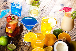 海韻微醺 自然色調中的酒精飲料藝術